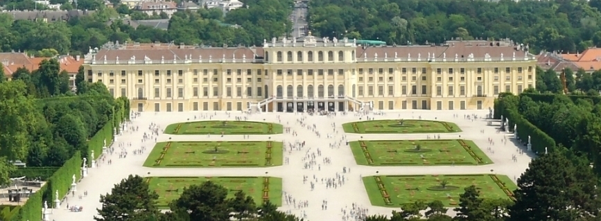 Wien Schloss Schoenbrunn mit Park